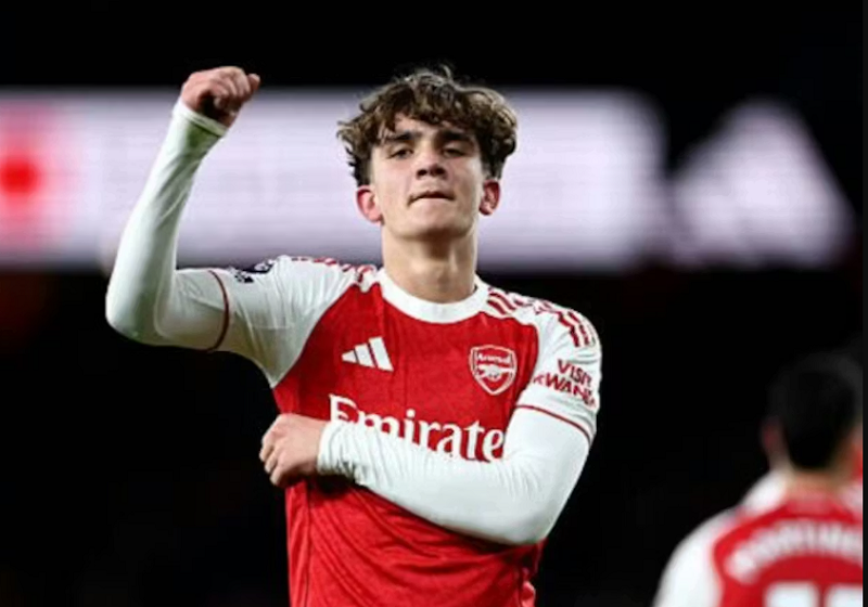 max-dowman-vien-ngoc-tre-cua-arsenal-duoc-vi-voi-messi